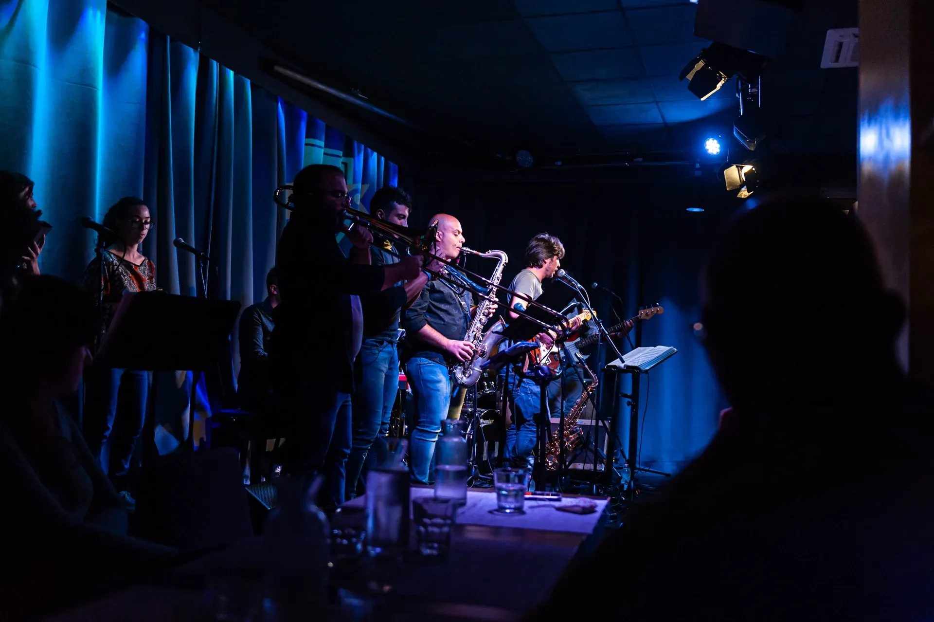 Band jazz con sassofoni sul palco del Jazzino di Cagliari
