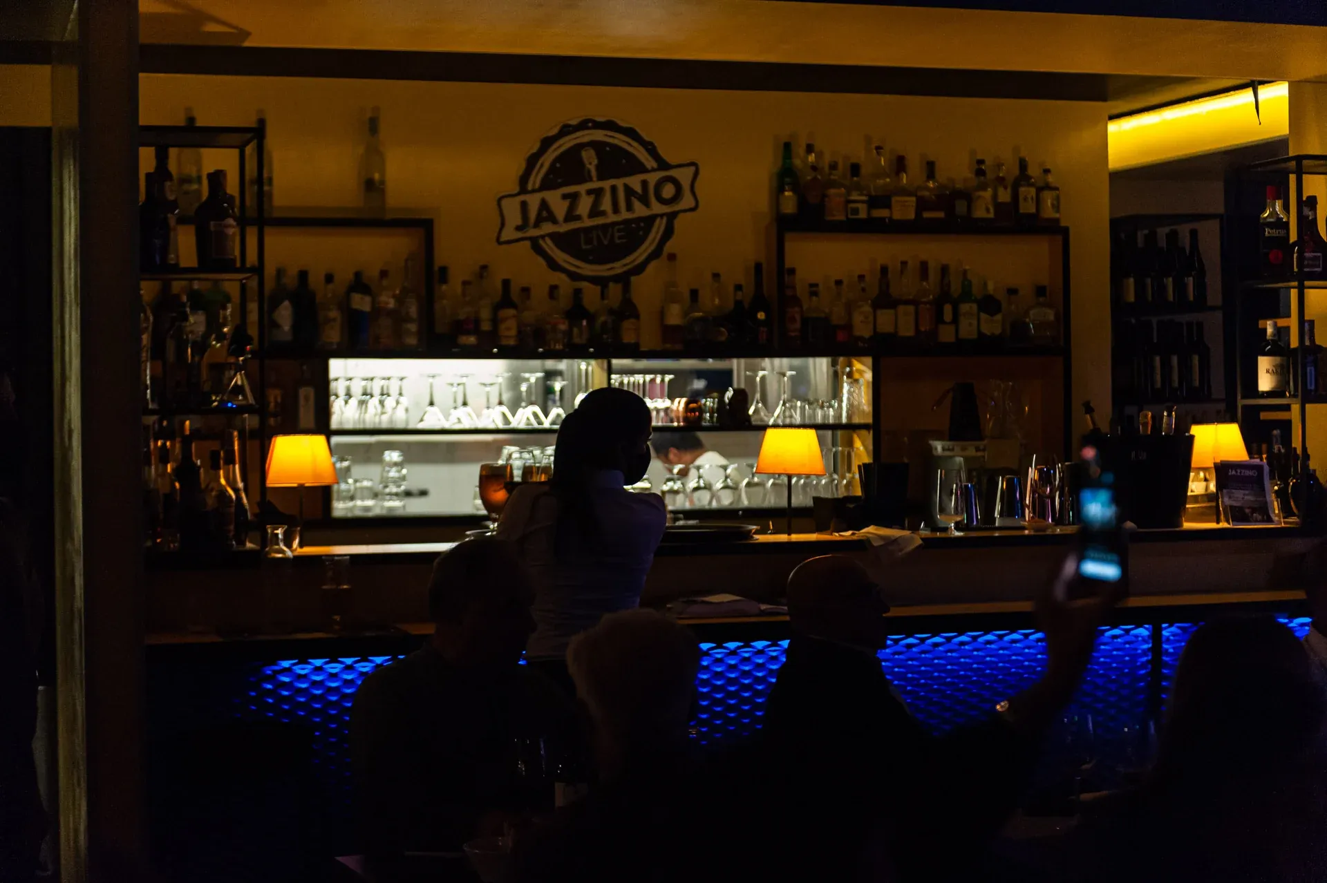 Il bancone del bar del Jazzino, jazz club e ristorante a Cagliari
