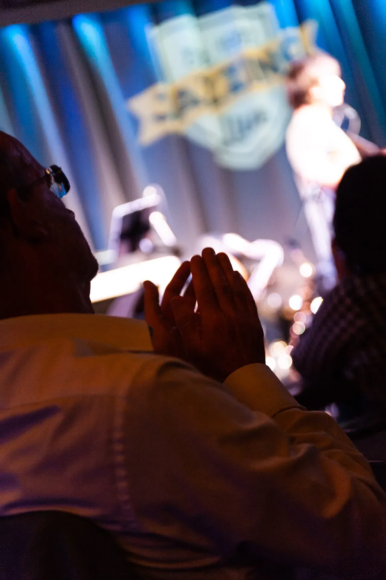 Pubblico che applaude durante un concerto al Jazzino di Cagliari