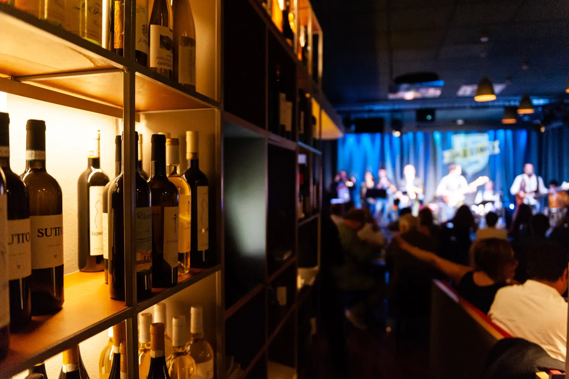 Concerto jazz dal vivo al Jazzino di Cagliari, visto dalla parete dei vini