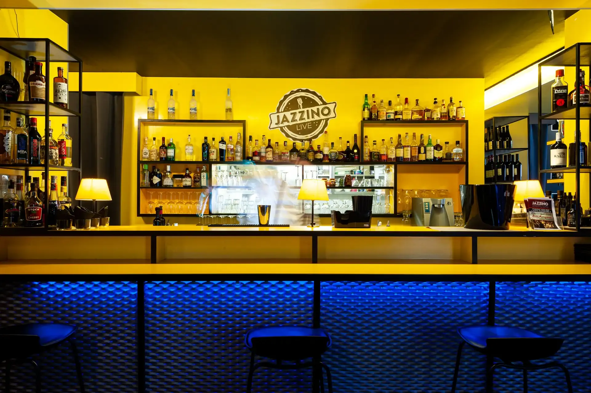Il bar del Jazzino, jazz club e ristorante in via Carloforte a Cagliari