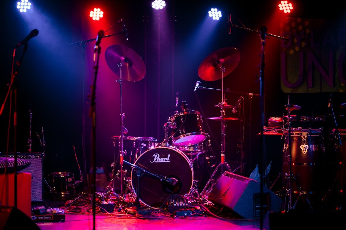 Batteria sul palco illuminato per un concerto dal vivo