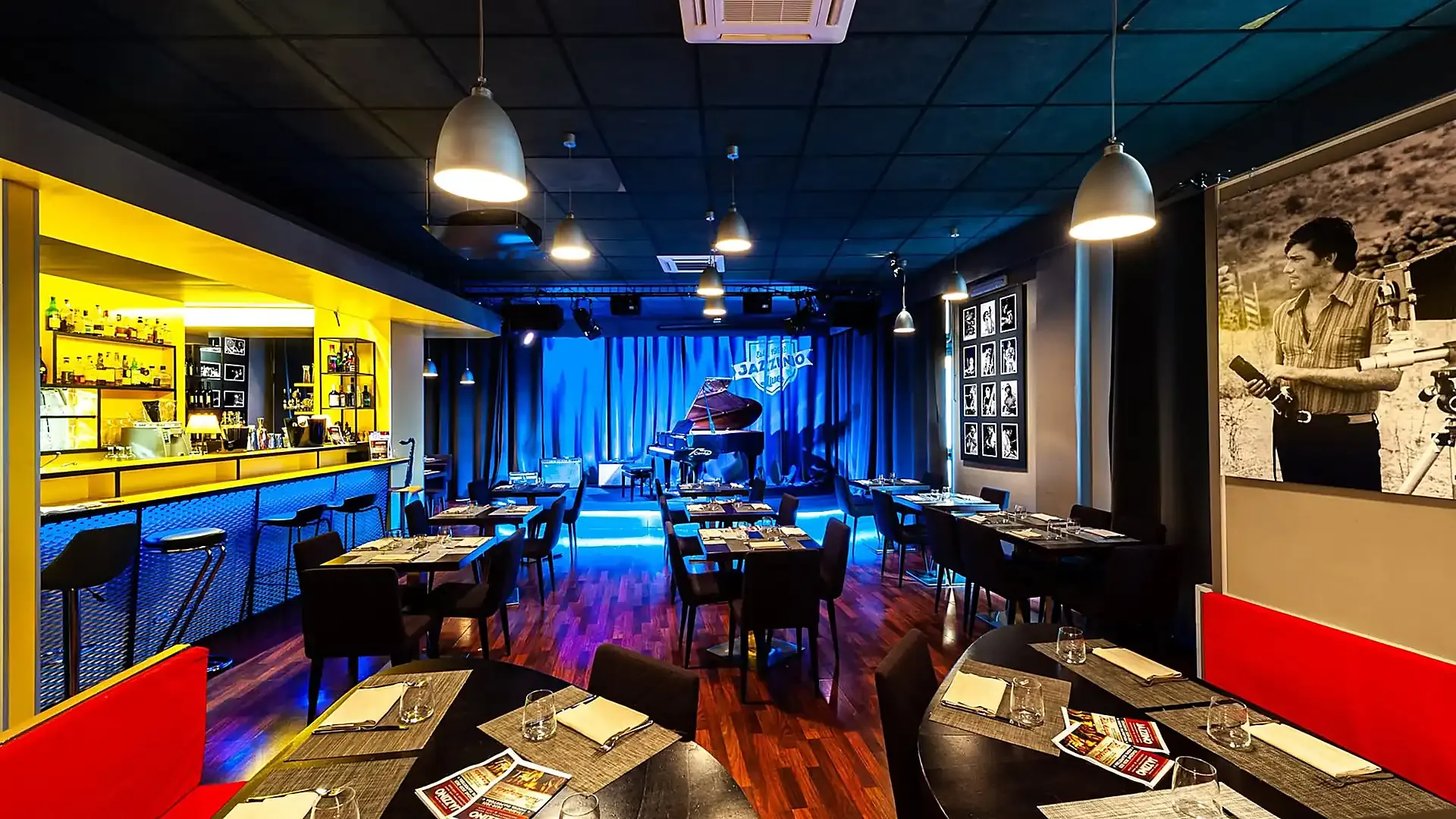 La sala del Jazzino con bar, palco e tavoli, jazz club nel centro di Cagliari