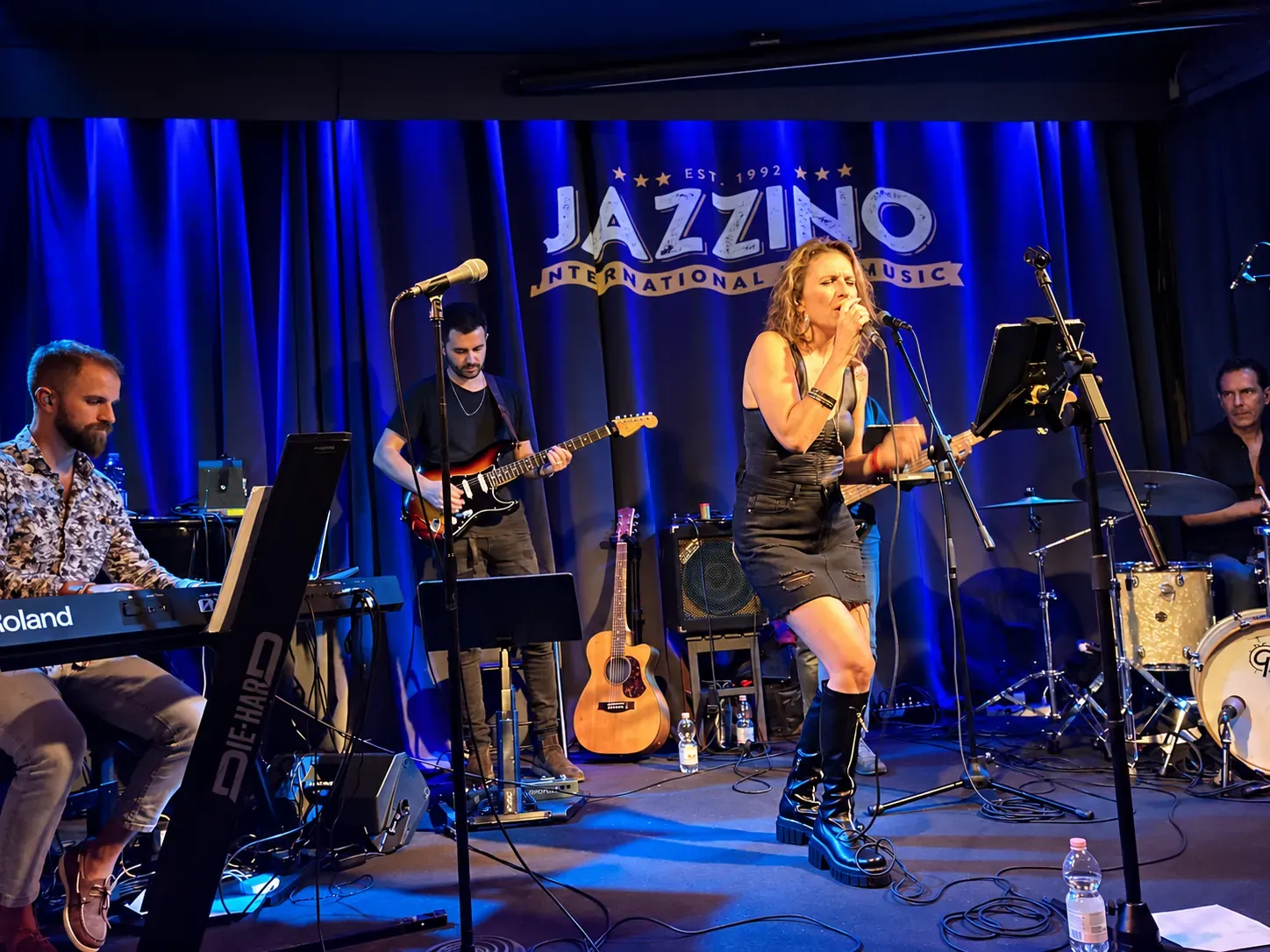 Cantante e band in concerto sul palco del Jazzino di Cagliari