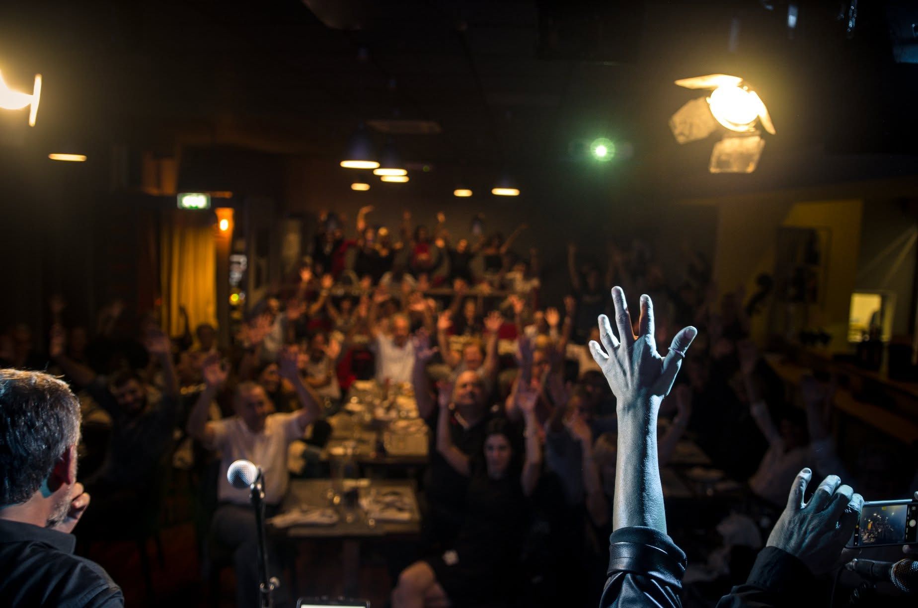 Pubblico in festa durante un concerto dal vivo al Jazzino di Cagliari
